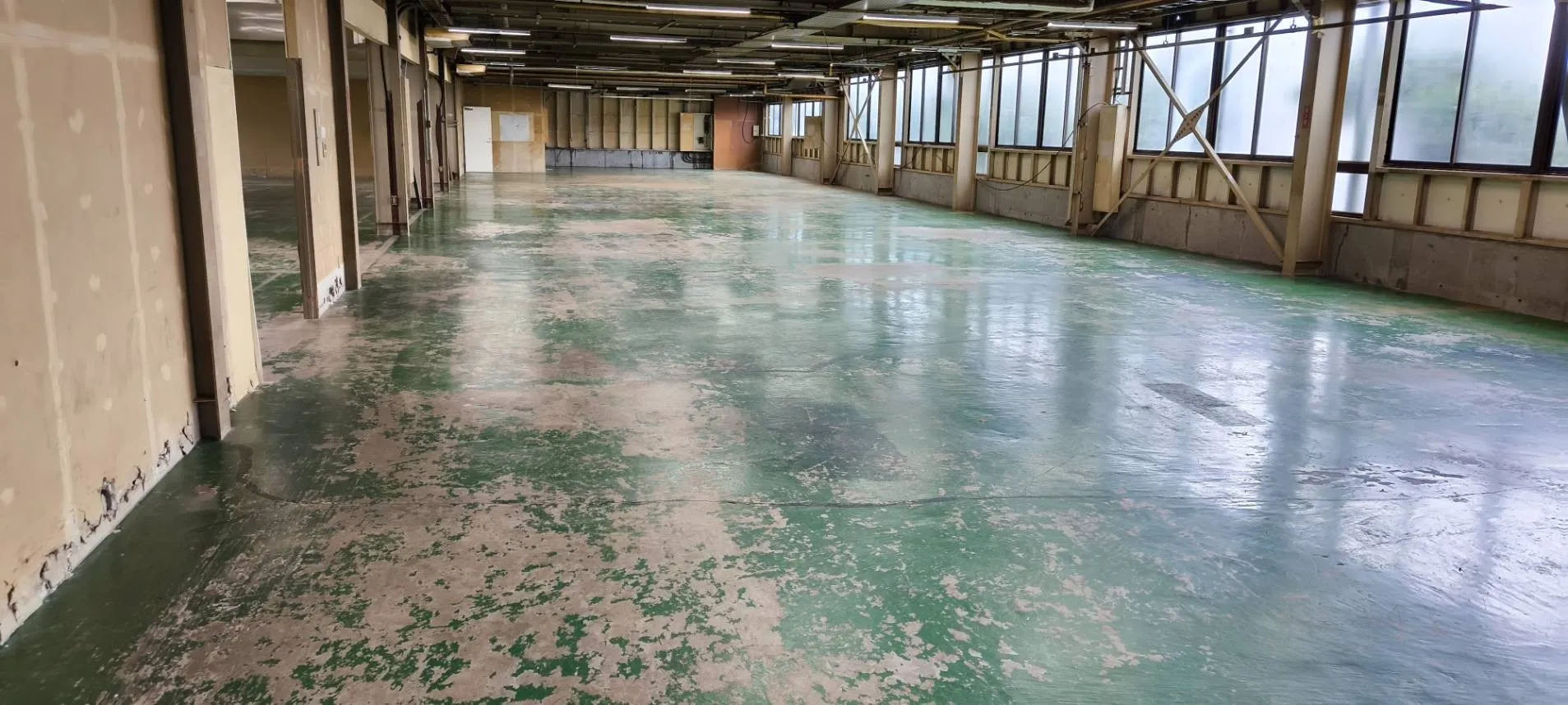 塗床工事について・・塗床工事は、主に床面の保護