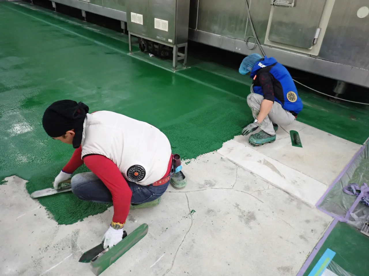塗床塗装はコテを使った技術が職人の第一歩となる